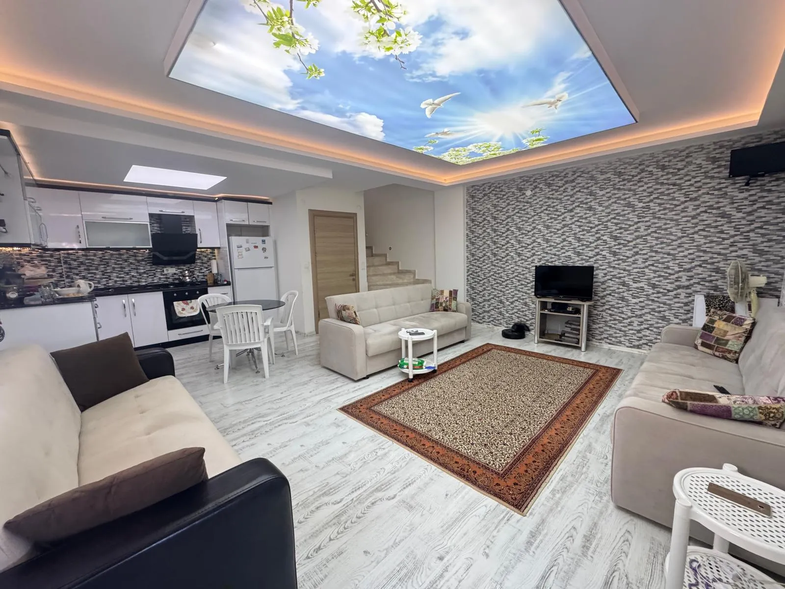 Seferihisar Cumhuriyet'te Denize 500M Mesafede Lüks & Geniş Bahçeli 2+1 Villa