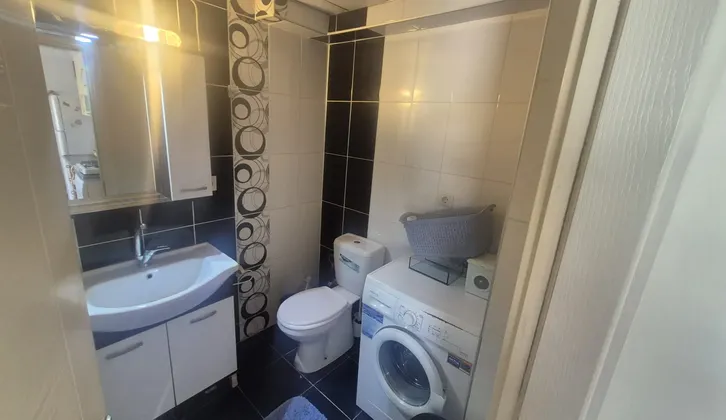 İzmir Buca Adatepe Mahallesi İİBF ve Kampüs Yakınında 1+1 Eşyalı Kiralık Daire