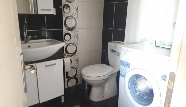 İzmir Buca Adatepe Mahallesi İİBF ve Kampüs Yakınında 1+1 Eşyalı Kiralık Daire