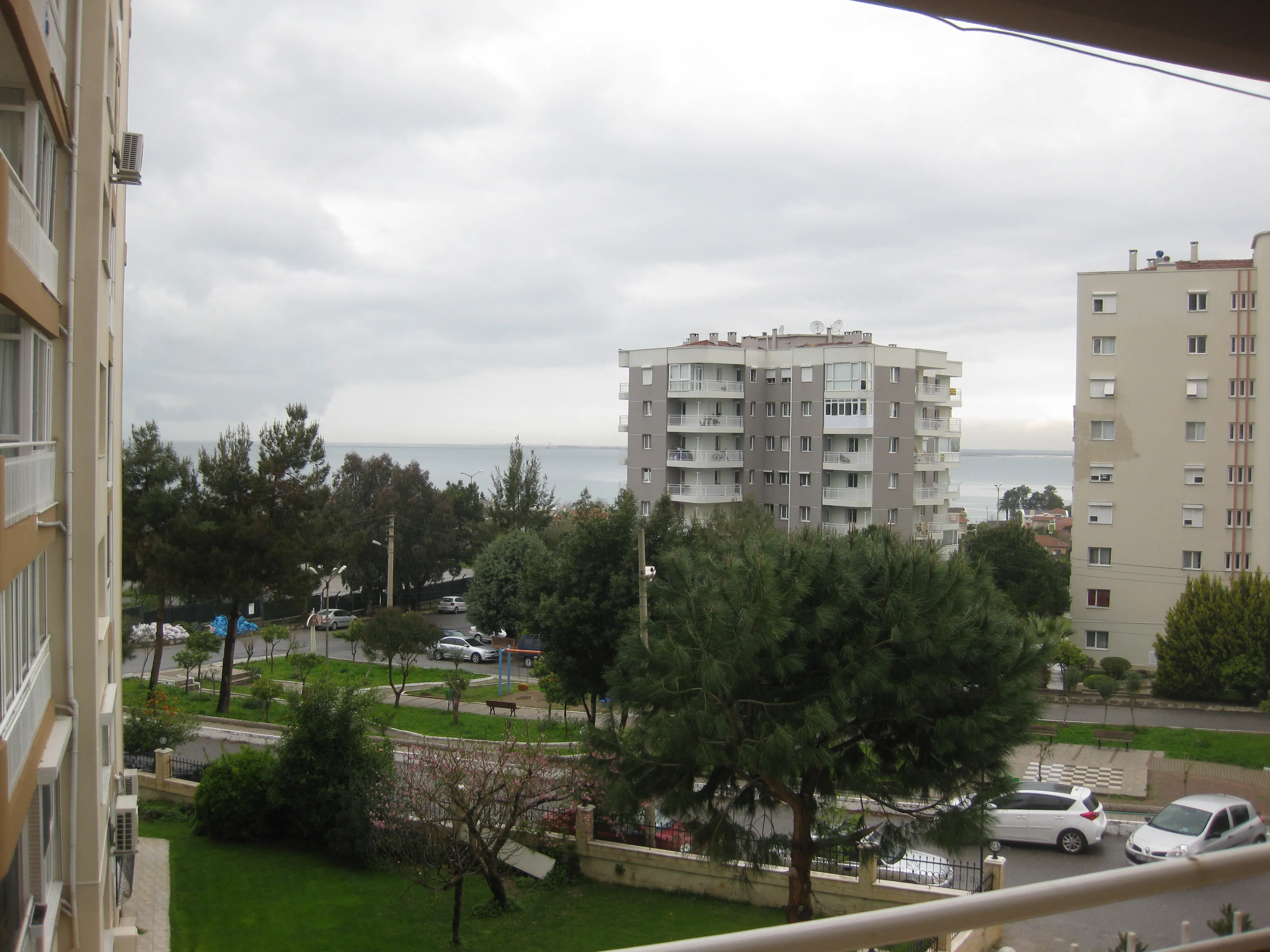 Huzur Mahallesinde Çağdaş Orko Sitesi 3+1 Ara Kat Kiralık Daire