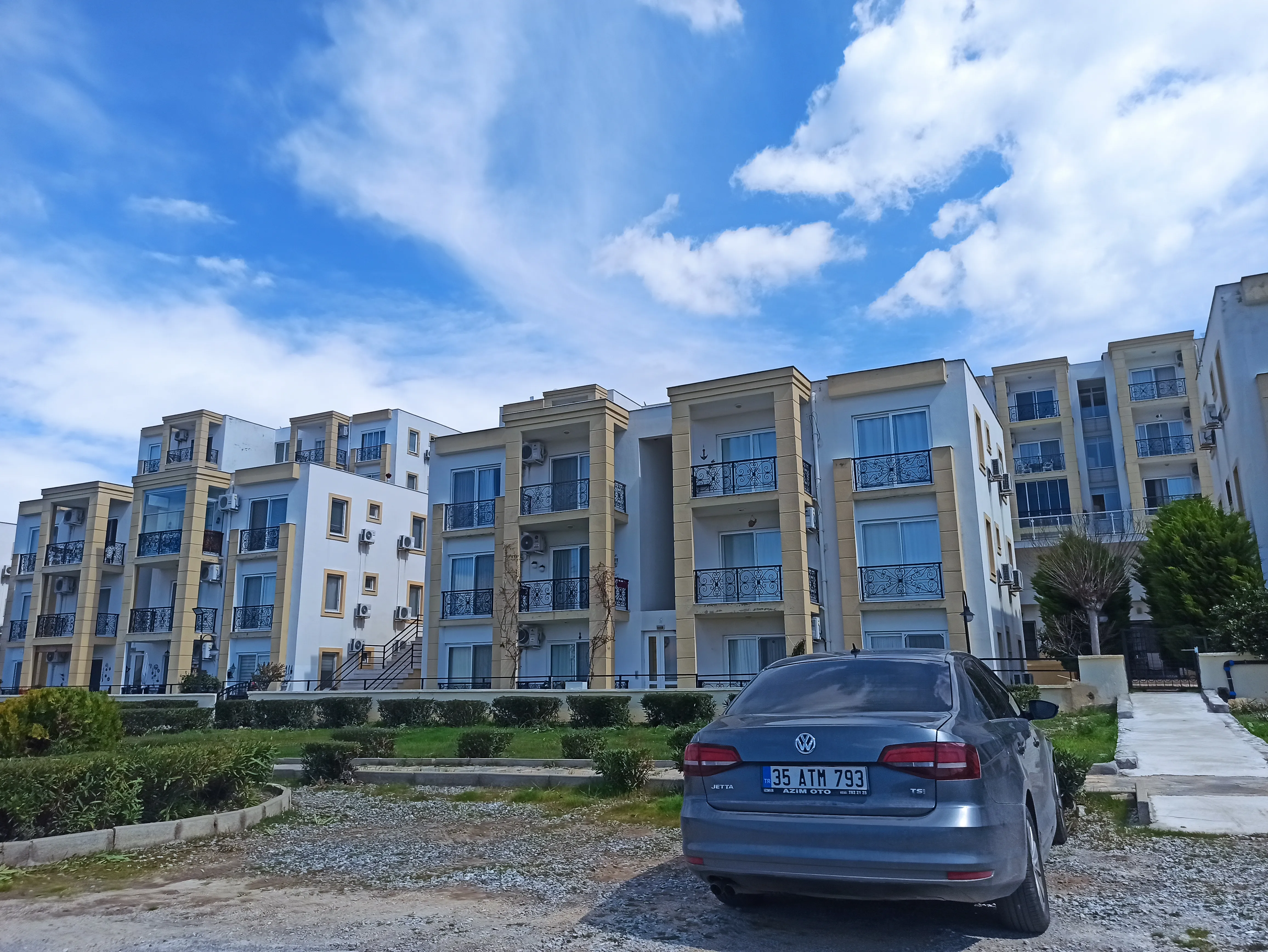 MİLAS GÜLLÜK'TE SUNSET APARTMANLARI SİTESİNDE 2+1 KOMPLE DENİZ HAVUZ MANZARALI DAİRE