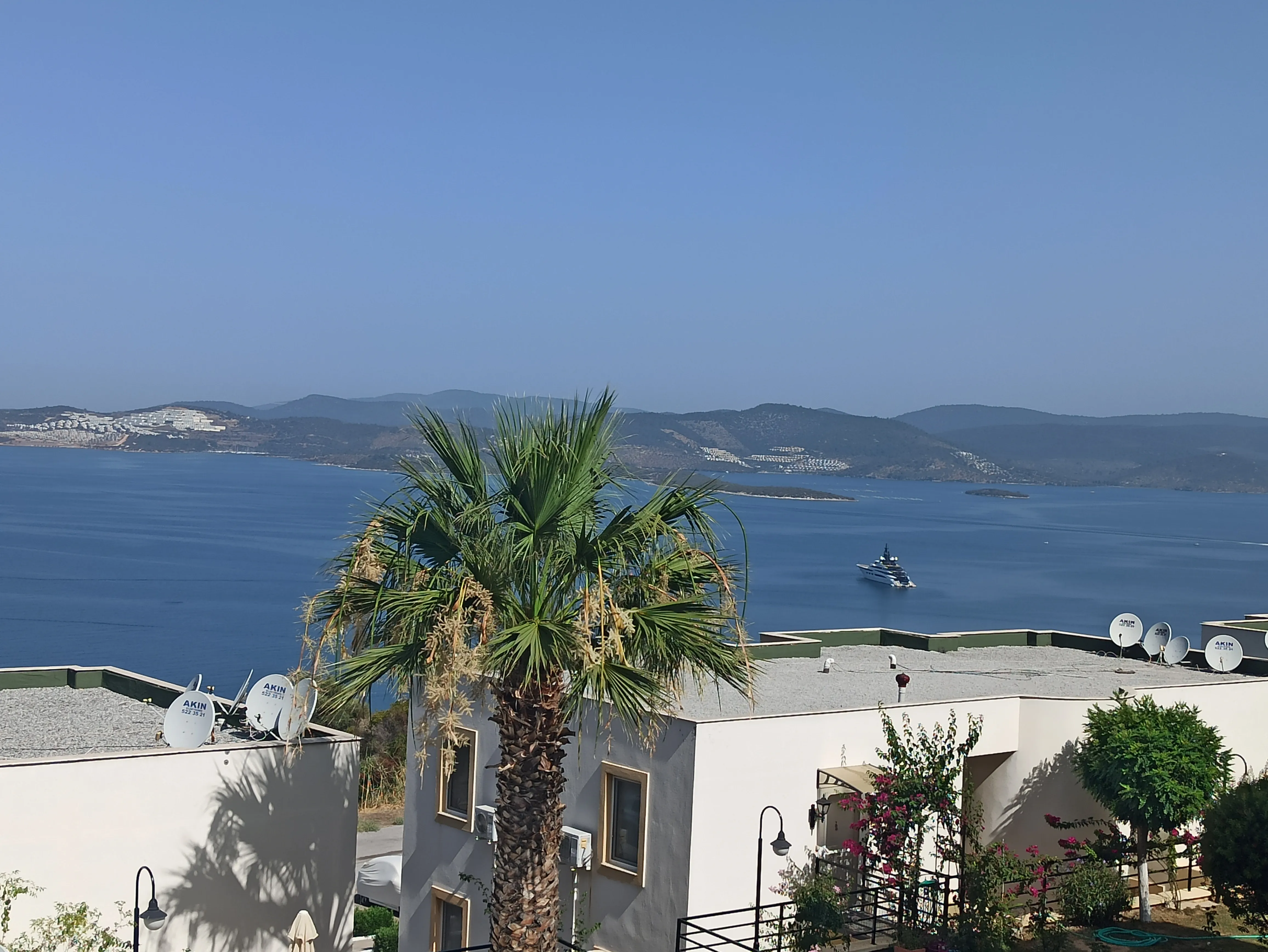 MİLAS GÜLLÜK'TE SUNSET APARTMANLARI SİTESİNDE 2+1 KOMPLE DENİZ HAVUZ MANZARALI DAİRE