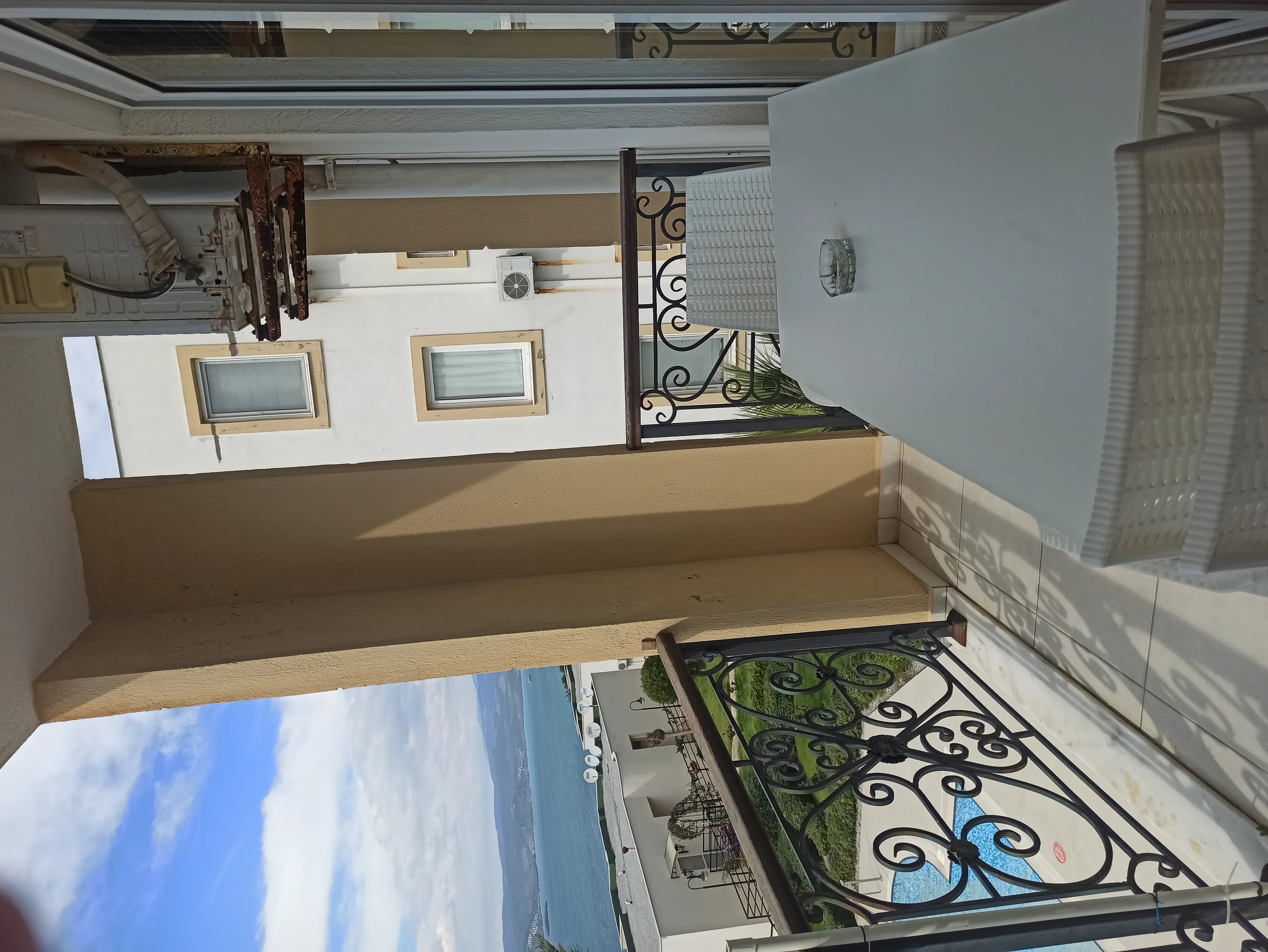 MİLAS GÜLLÜK'TE SUNSET APARTMANLARI SİTESİNDE 2+1 KOMPLE DENİZ HAVUZ MANZARALI DAİRE