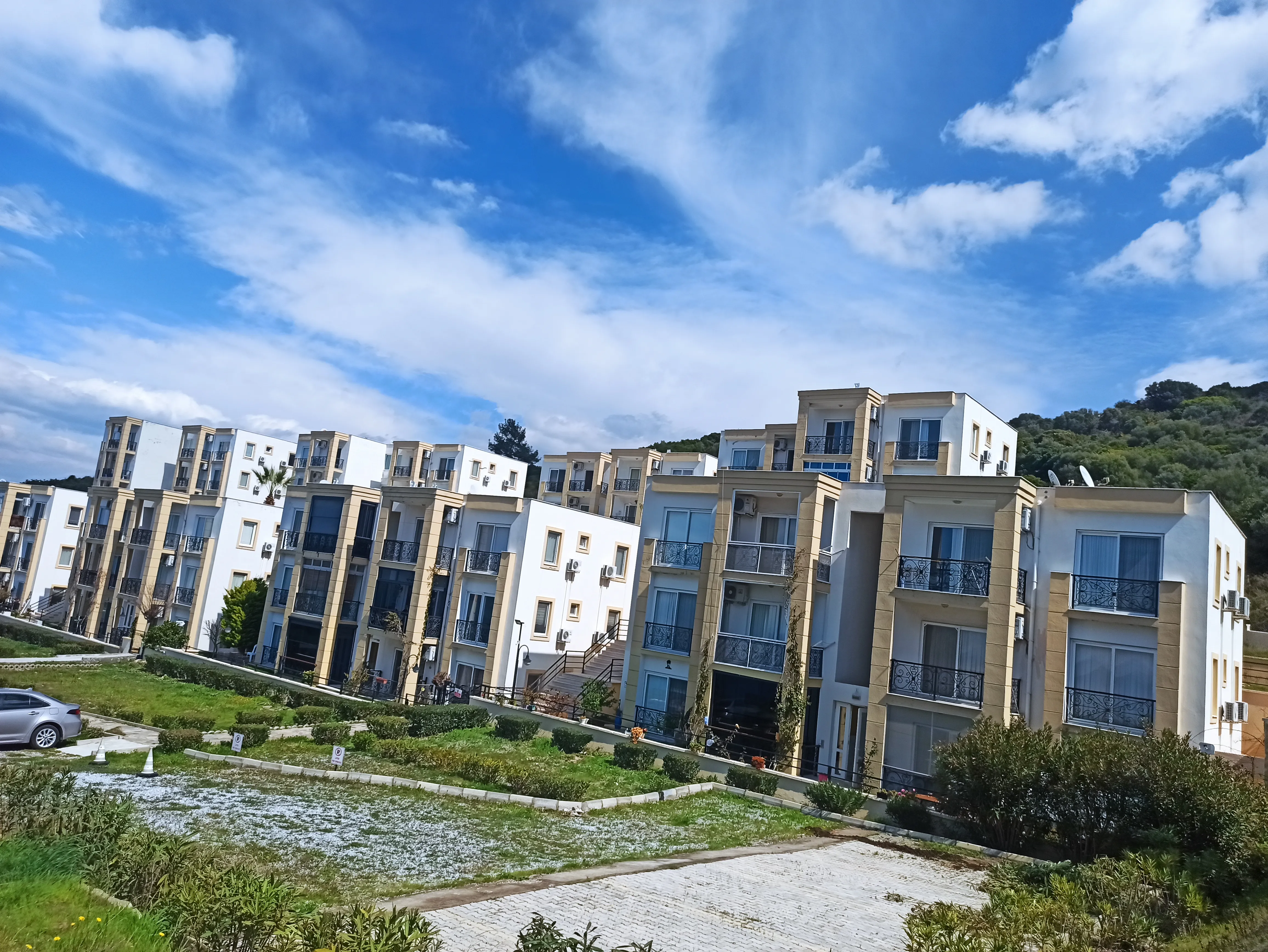 MİLAS GÜLLÜK'TE SUNSET APARTMANLARI SİTESİNDE 2+1 KOMPLE DENİZ HAVUZ MANZARALI DAİRE