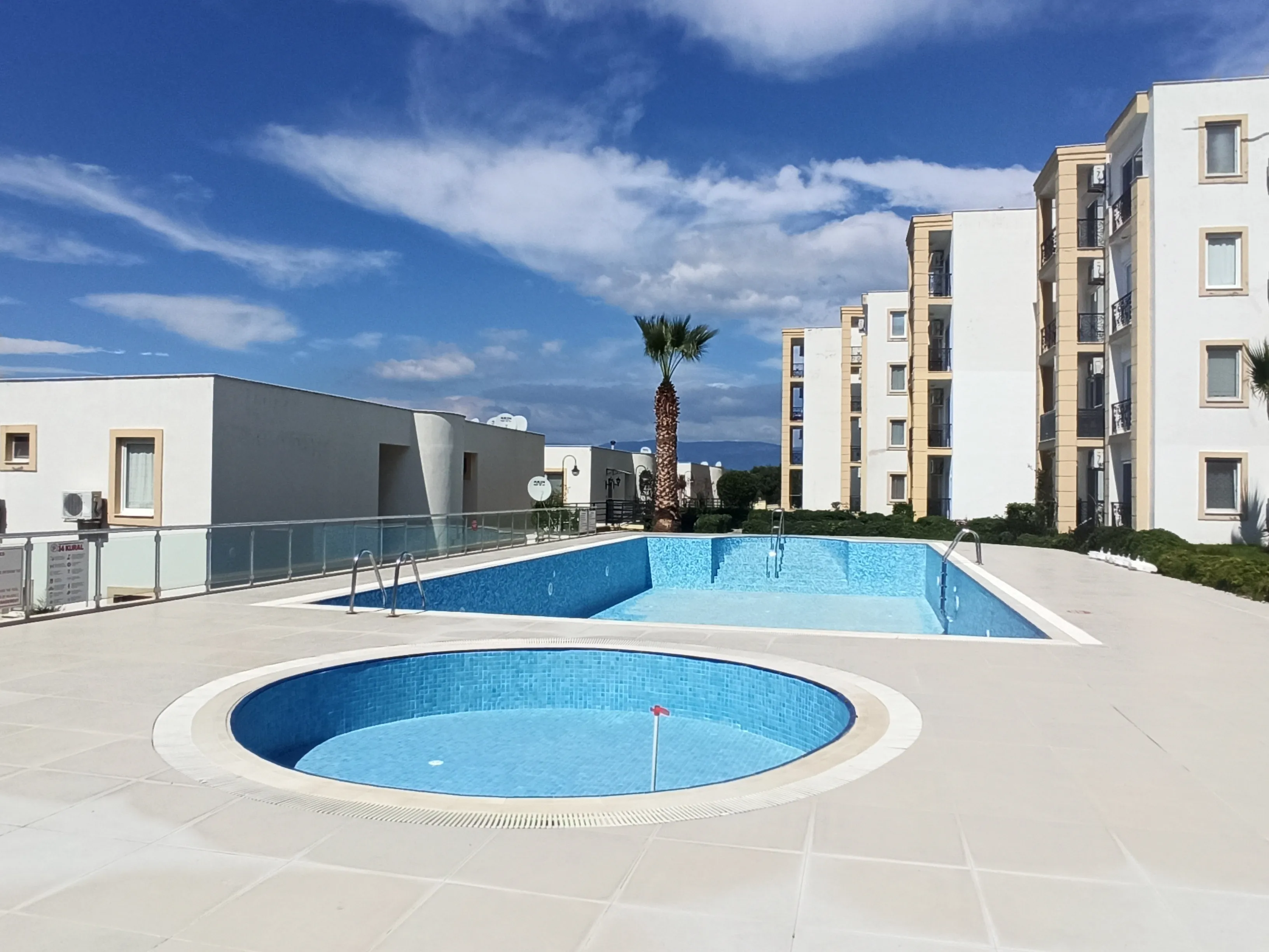 MİLAS GÜLLÜK'TE SUNSET APARTMANLARI SİTESİNDE 2+1 KOMPLE DENİZ HAVUZ MANZARALI DAİRE