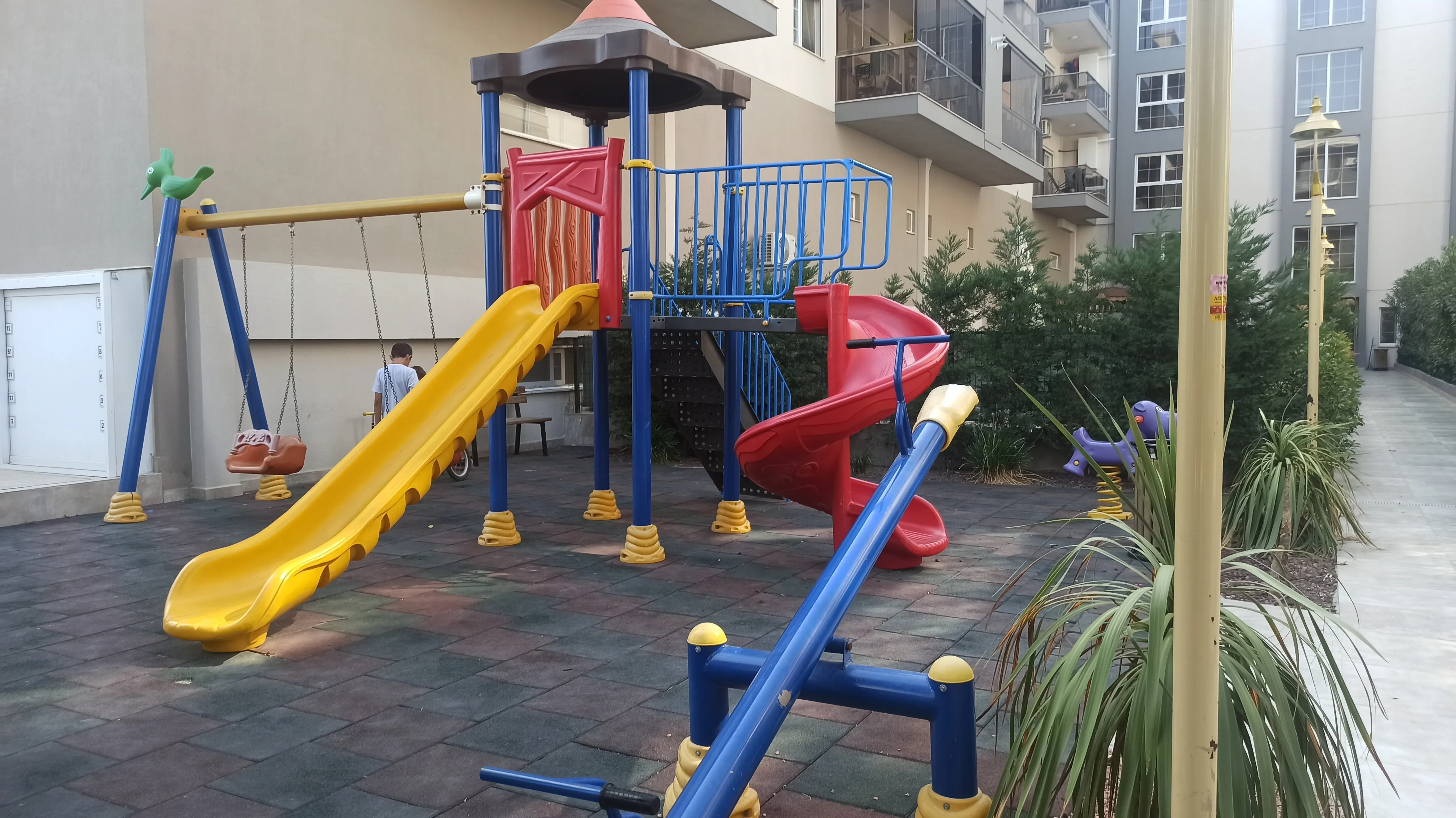 ÖZLER EMLAK'TAN SEYREK 1+1 MOBİLYALI GÜLTEKİNLER SİTESİNDE - YÜZME HAVUZLU