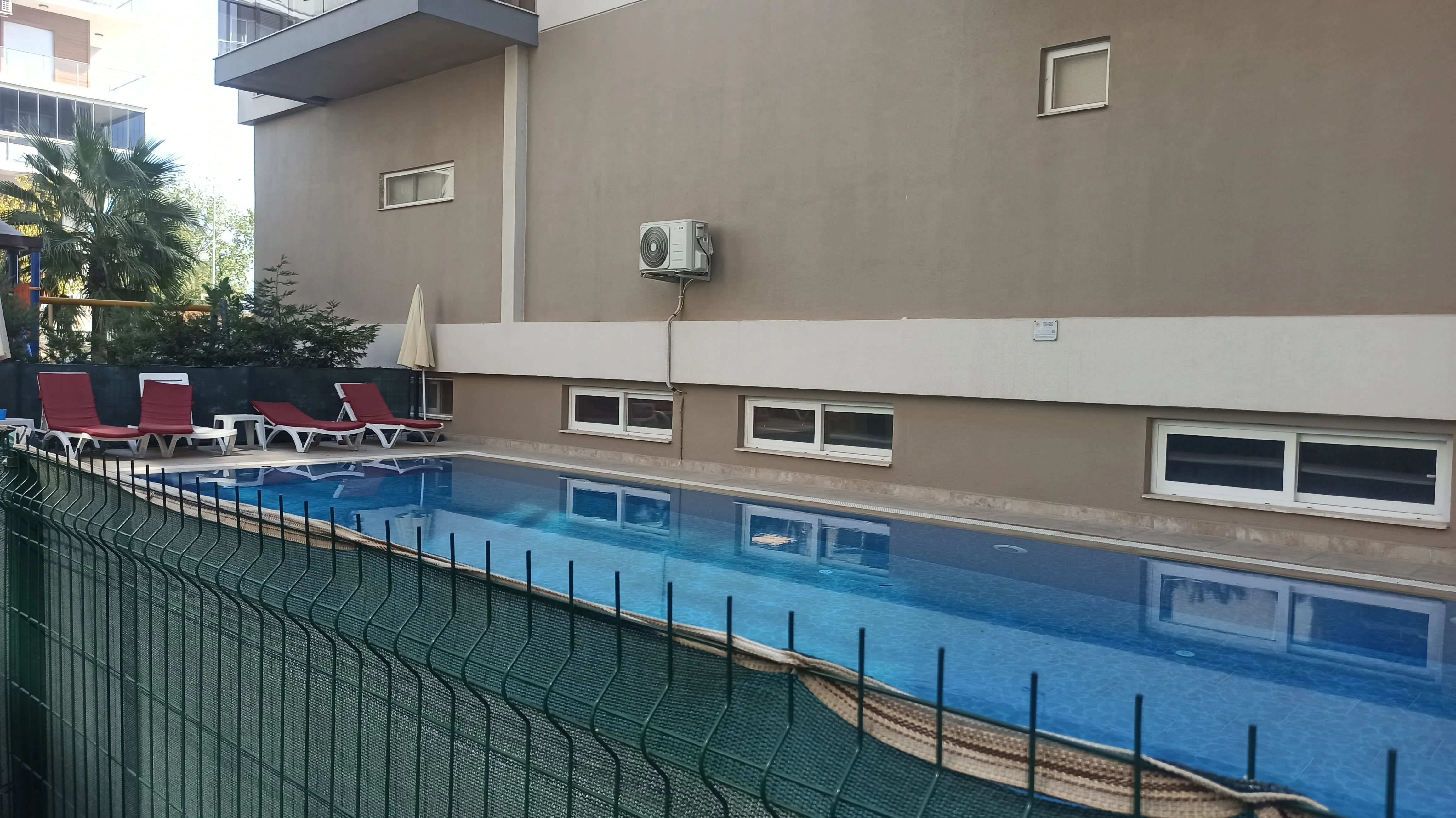 ÖZLER EMLAK'TAN SEYREK 1+1 MOBİLYALI GÜLTEKİNLER SİTESİNDE - YÜZME HAVUZLU