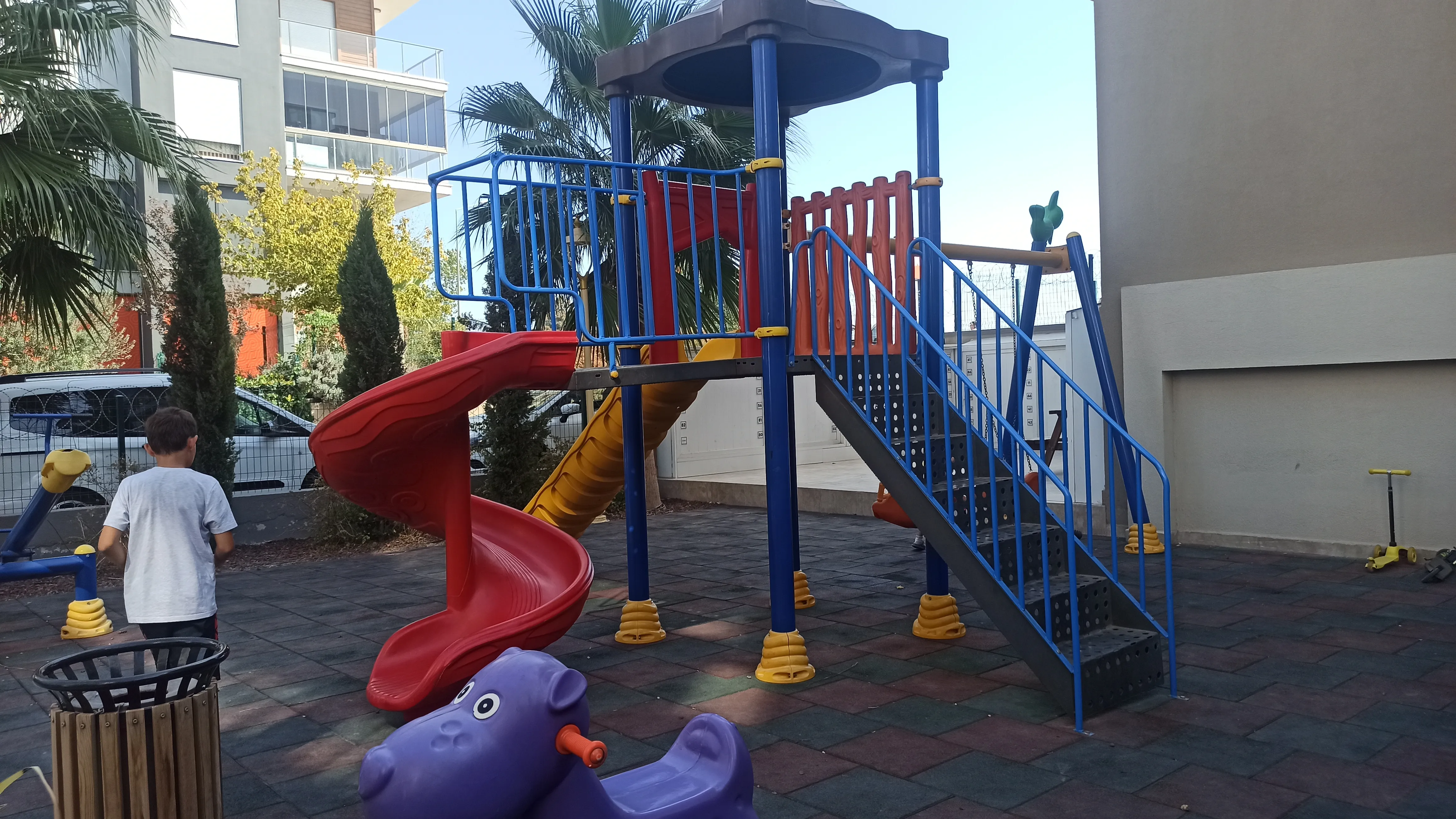 ÖZLER EMLAK'TAN SEYREK 1+1 MOBİLYALI GÜLTEKİNLER SİTESİNDE - YÜZME HAVUZLU