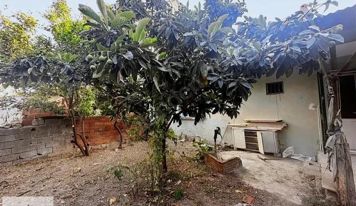 Karabağlar Bozyaka'da 3 Kat İmarlı 226 m² Müstakil Ev / Arsa