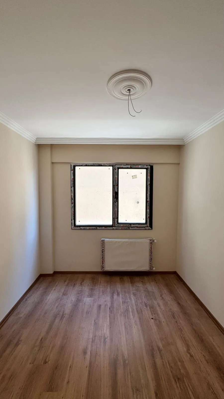 Menemende Kiralık 2+1 Daire | Ebeveyn Banyolu | Kapalı Mutfak