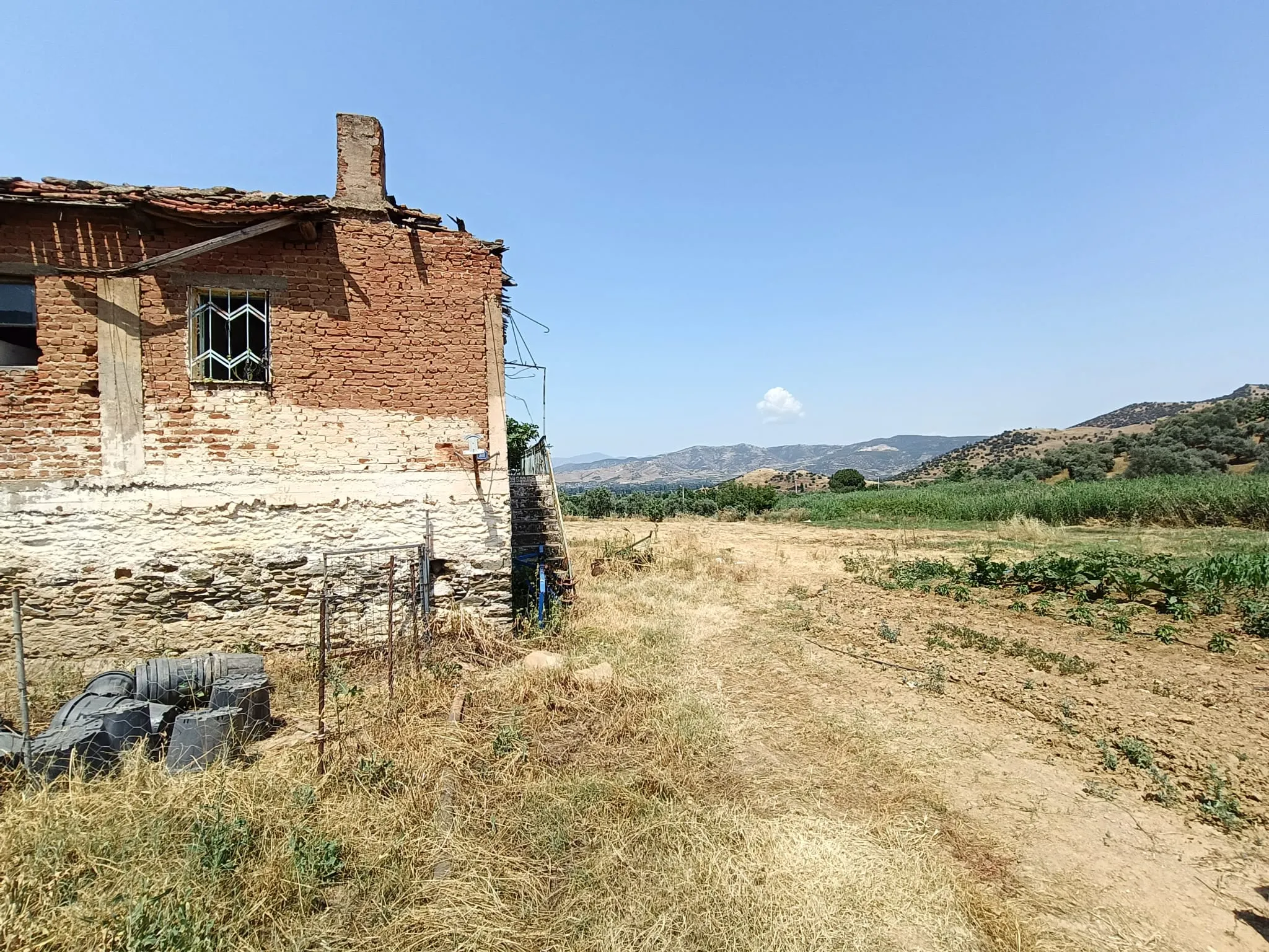 Ödemiş Emirli Köyiçi Tarla ve İki Katlı Ev