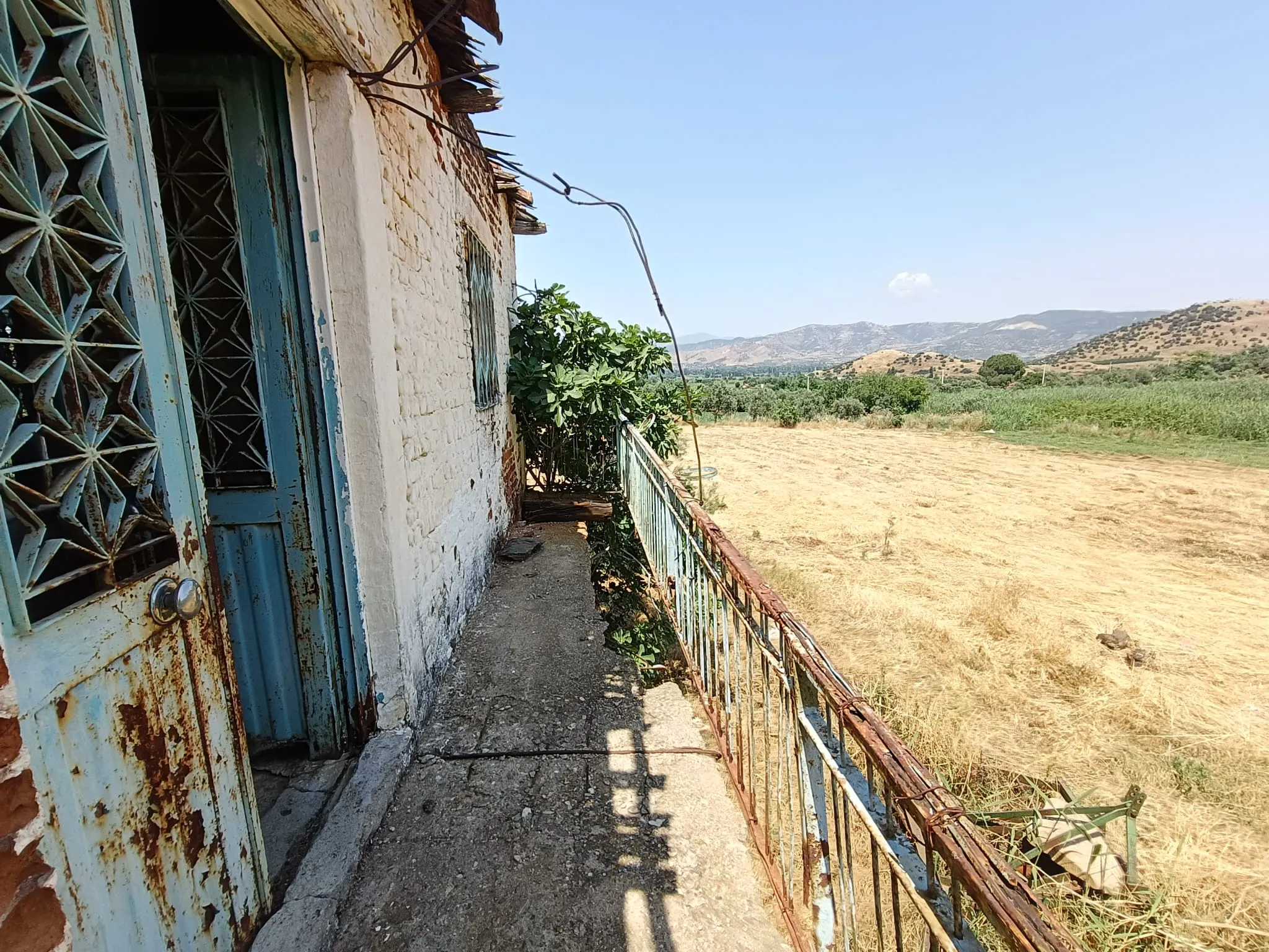 Ödemiş Emirli Köyiçi Tarla ve İki Katlı Ev