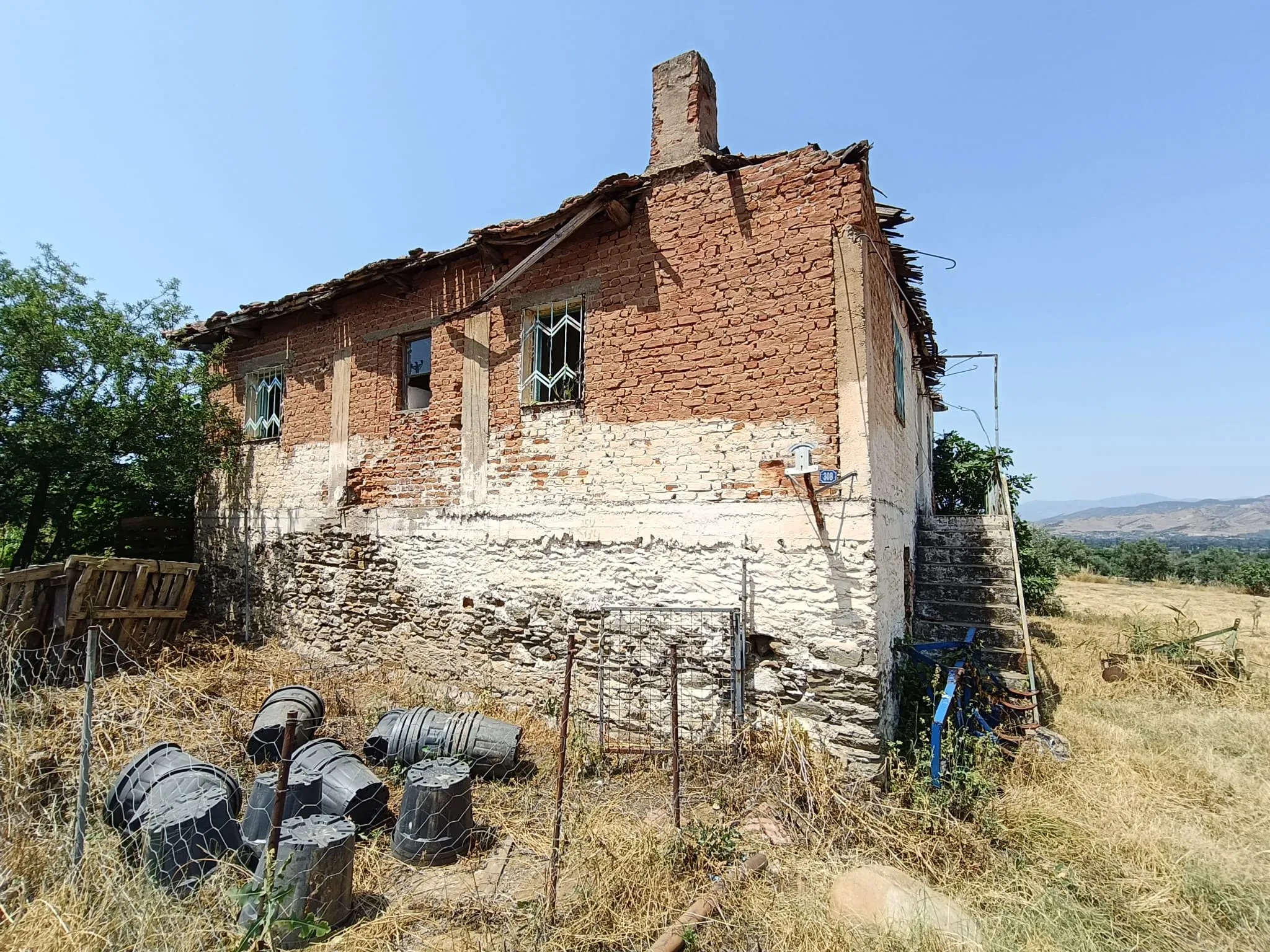 Ödemiş Emirli Köyiçi Tarla ve İki Katlı Ev