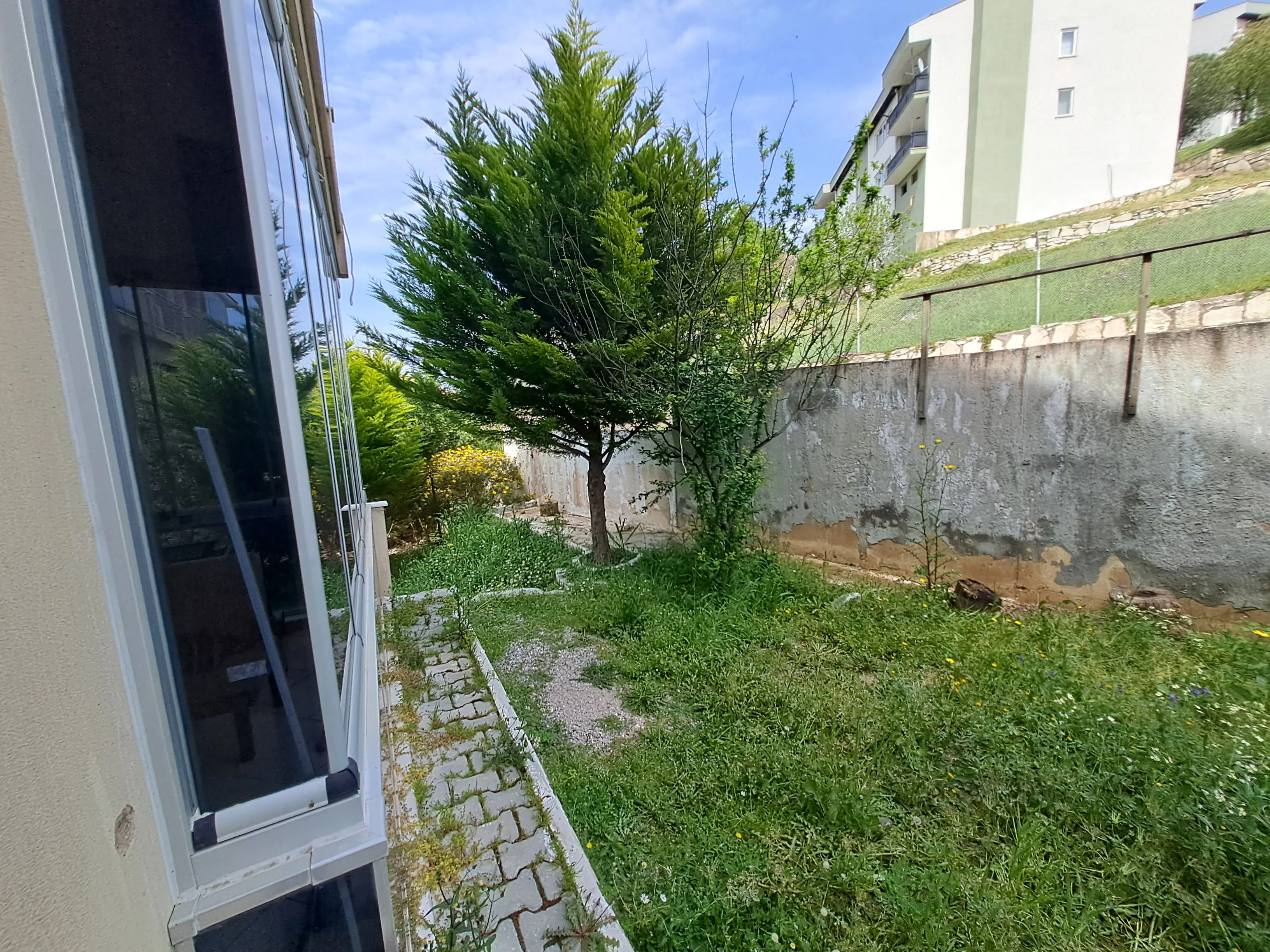 BU FIYATLA SON GUNLER‼️Yenifoça'da Butik Site İçinde Takasa Uygun Eşyalı 1+1 Bahçe Katı Daire