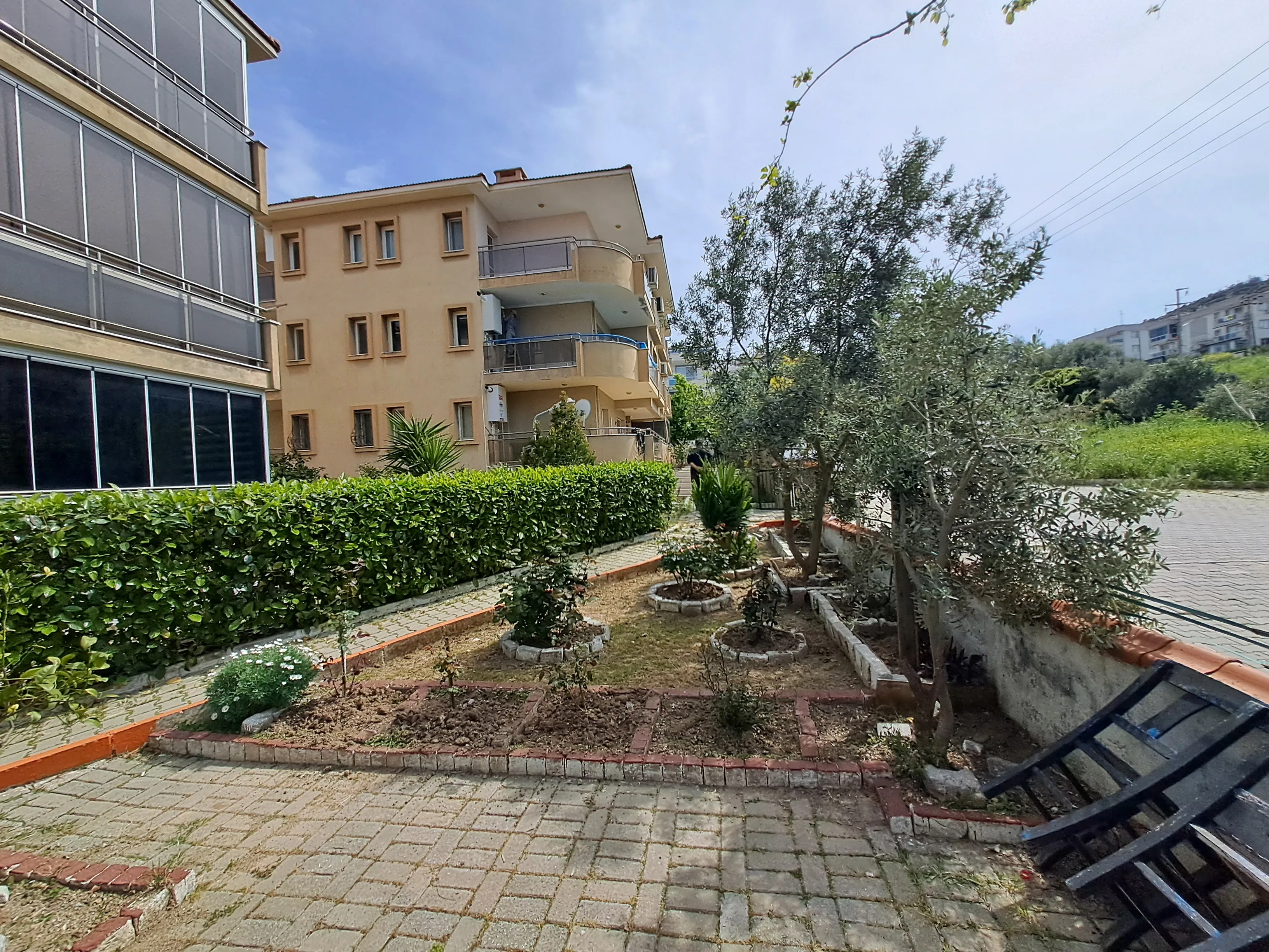 BU FIYATLA SON GUNLER‼️Yenifoça'da Butik Site İçinde Takasa Uygun Eşyalı 1+1 Bahçe Katı Daire