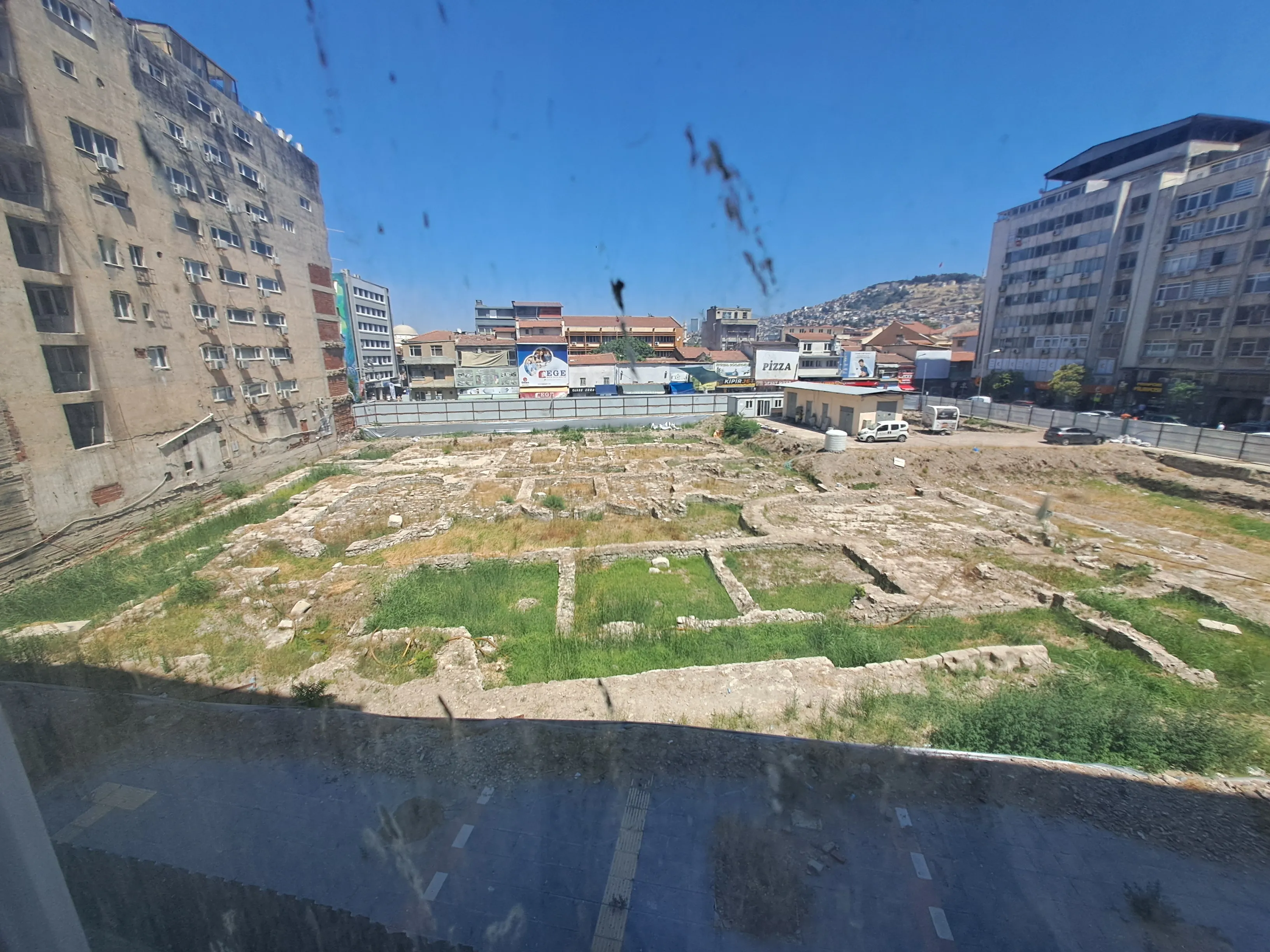 Konak Meydanı Yakını Merkezi Konumlu Komple Mobilyalı FIRSAT FIYAT AVANTAJIYLA 1+1 Ofis