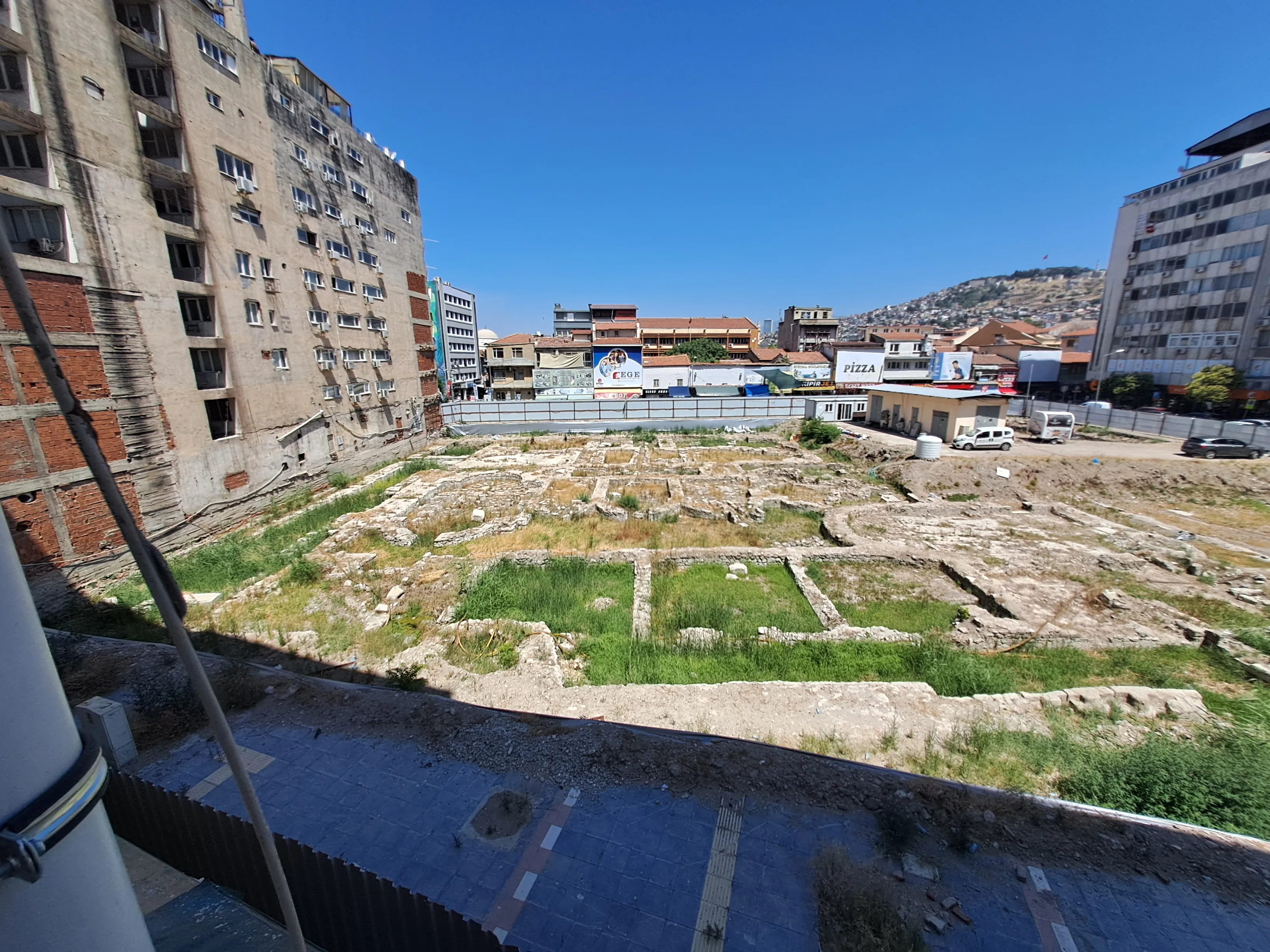 Konak Meydanı Yakını Merkezi Konumlu Komple Mobilyalı FIRSAT FIYAT AVANTAJIYLA 1+1 Ofis