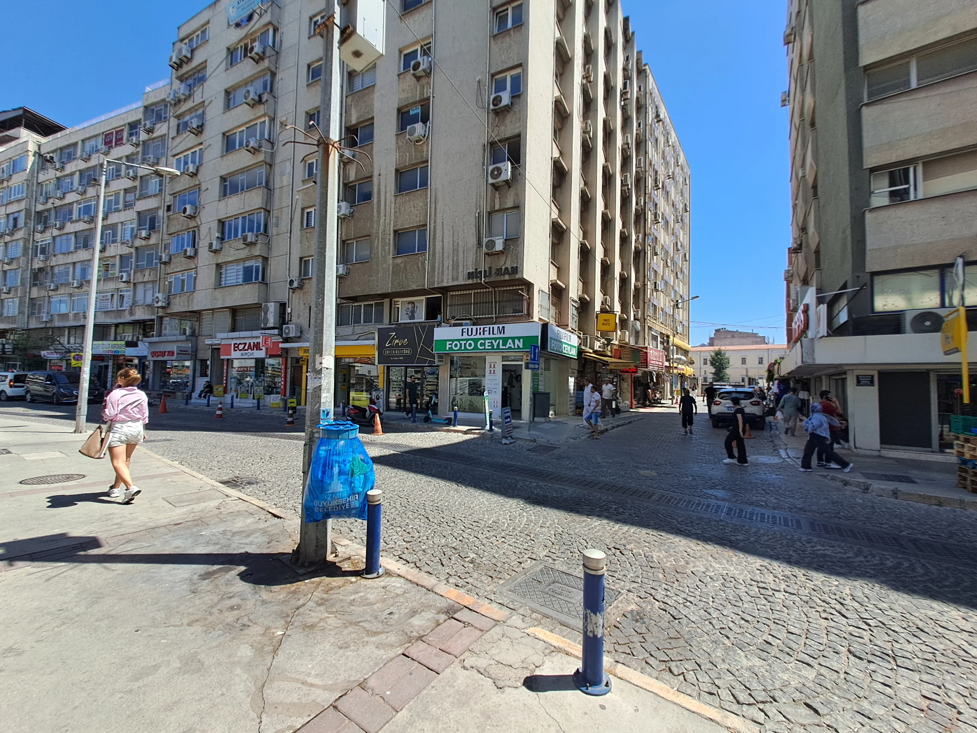 Konak Meydanı Yakını Merkezi Konumlu Komple Mobilyalı FIRSAT FIYAT AVANTAJIYLA 1+1 Ofis