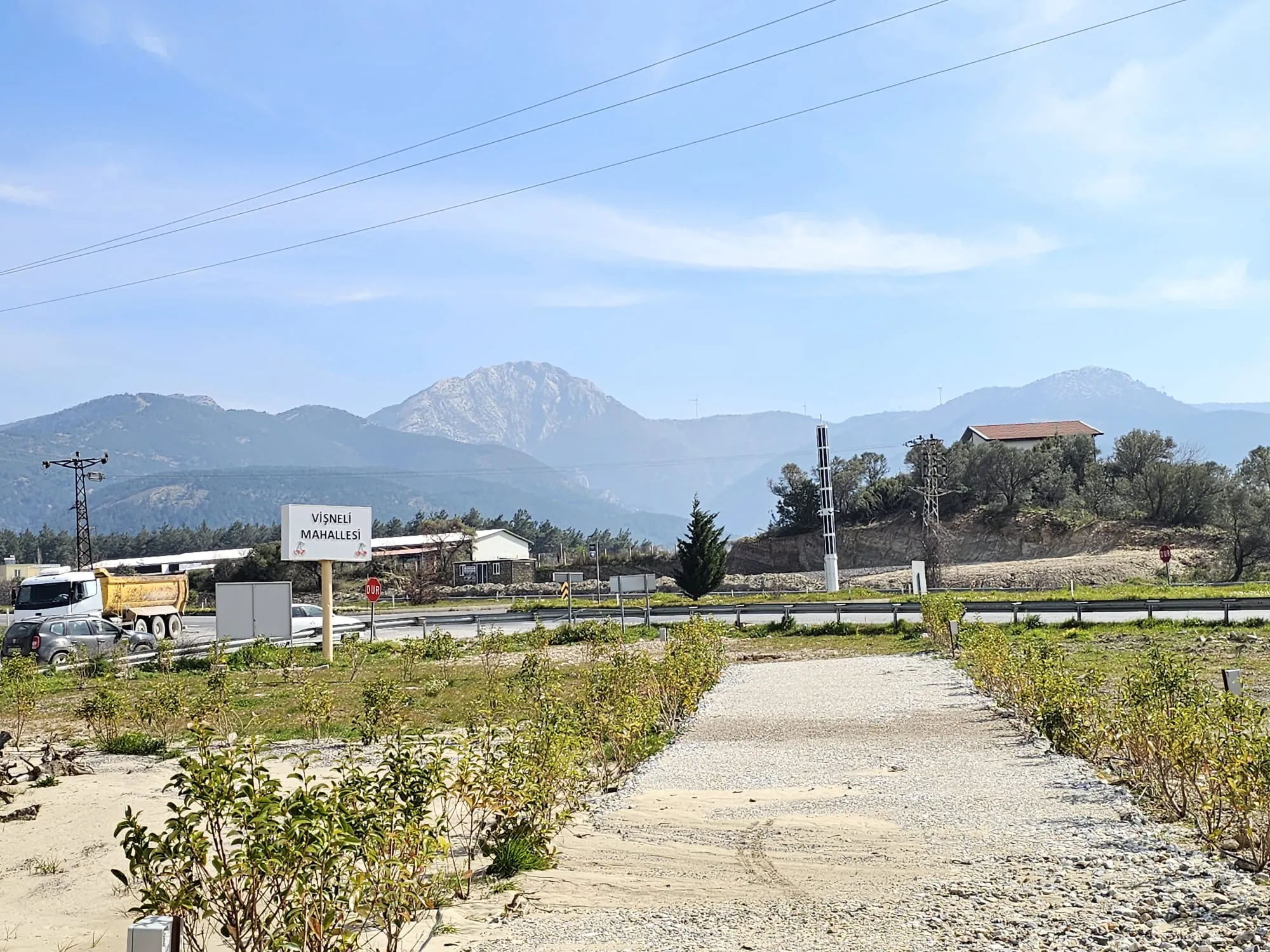 İzmir Kemalpaşa Vişneli'de Satılık Köşe Parsel Bahçe
