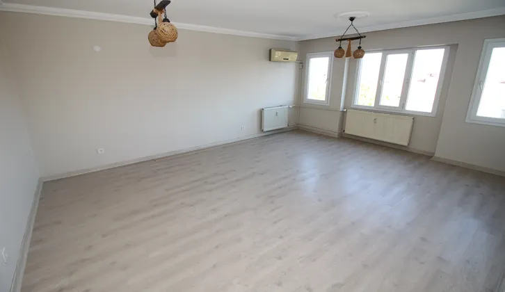 Çamlık Evler Sitesinde Arakat Bakımlı Asansörlü 3+1 Satılık Daire