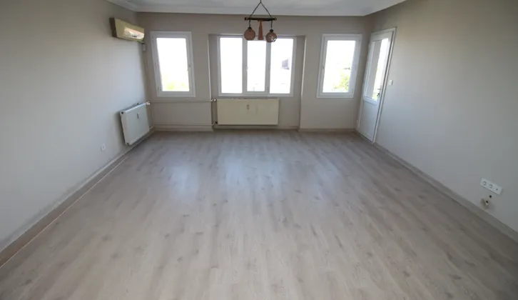 Çamlık Evler Sitesinde Arakat Bakımlı Asansörlü 3+1 Satılık Daire