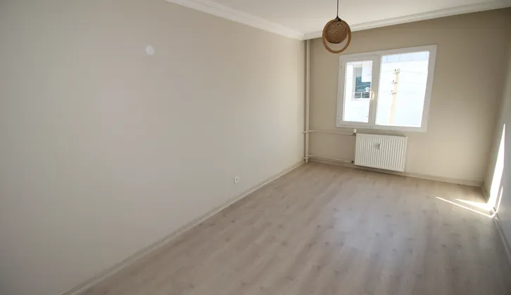 Çamlık Evler Sitesinde Arakat Bakımlı Asansörlü 3+1 Satılık Daire