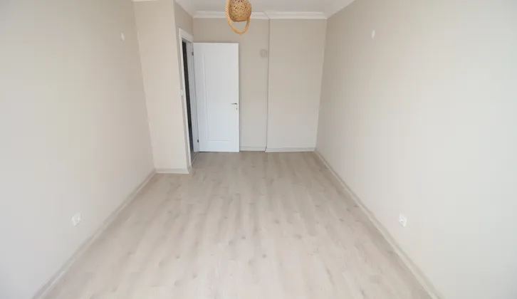 Çamlık Evler Sitesinde Arakat Bakımlı Asansörlü 3+1 Satılık Daire