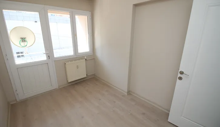 Çamlık Evler Sitesinde Arakat Bakımlı Asansörlü 3+1 Satılık Daire
