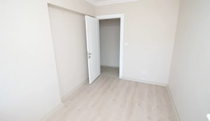 Çamlık Evler Sitesinde Arakat Bakımlı Asansörlü 3+1 Satılık Daire