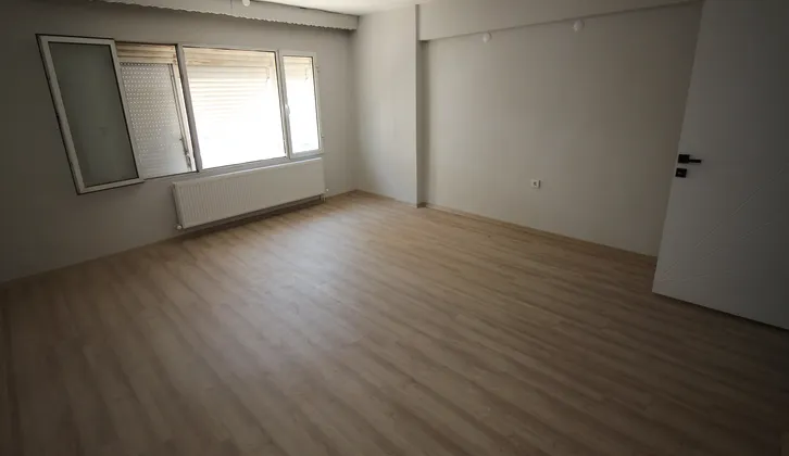 Göztepe Metro Karşısı Düz Ayak Komple Tadilatlı 2+1 Satılık