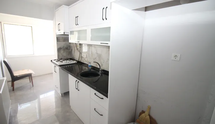 Göztepe Metro Karşısı Düz Ayak Komple Tadilatlı 2+1 Satılık