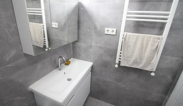 Göztepe Metro Karşısı Düz Ayak Komple Tadilatlı 2+1 Satılık