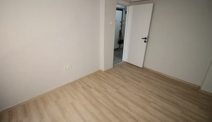 Göztepe Metro Karşısı Düz Ayak Komple Tadilatlı 2+1 Satılık