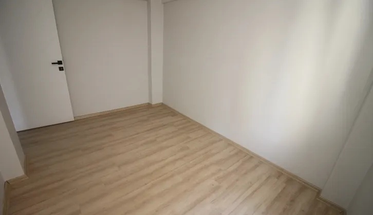 Göztepe Metro Karşısı Düz Ayak Komple Tadilatlı 2+1 Satılık