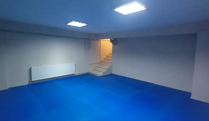 BUCADA KÖŞE BAHÇELİ ÇİFT CEPHELİ SATILIK 96m² DÜKKAN