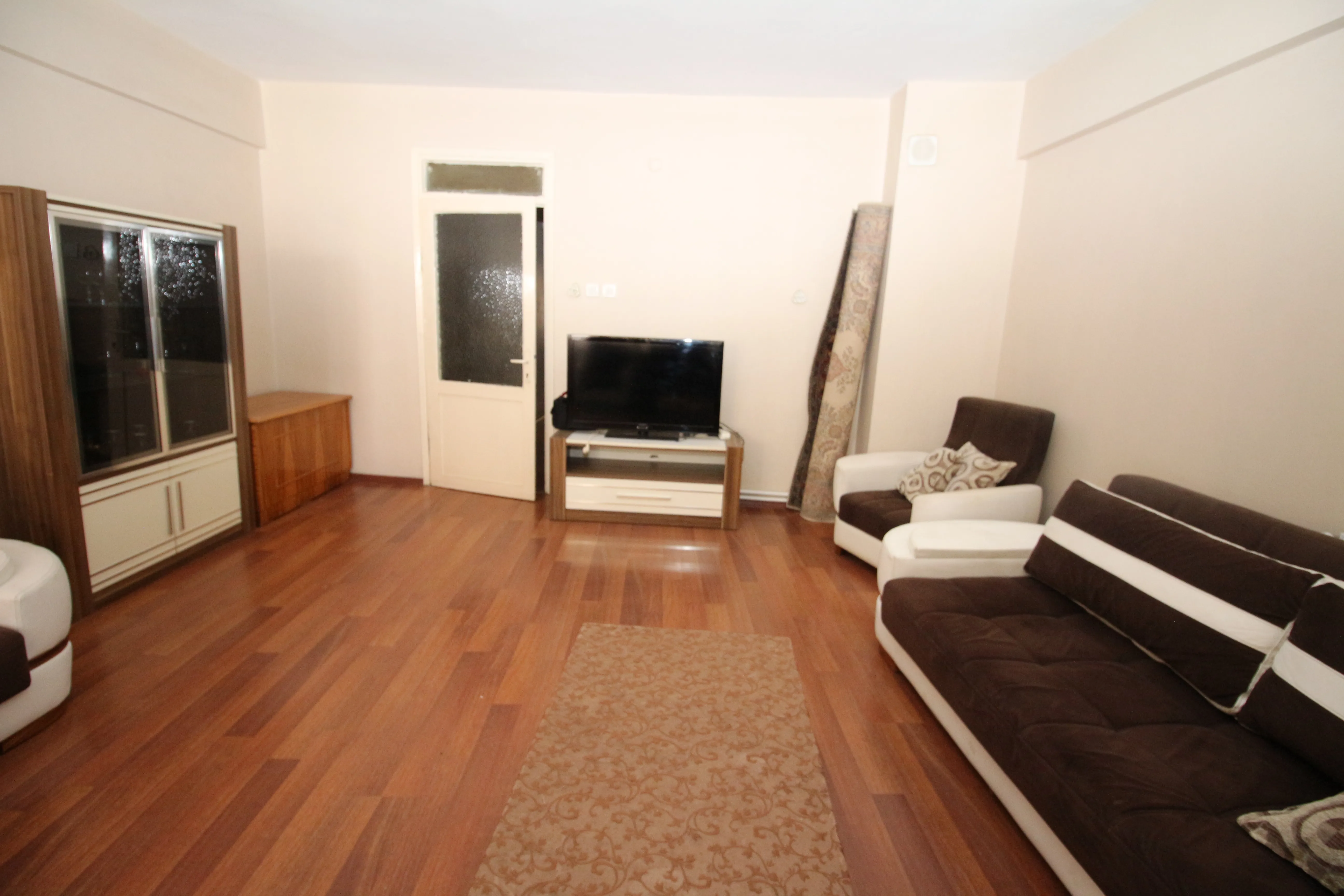 Yeşilyurt Yıldız Caddesinde Eşyalı Doğalgazlı 2+1