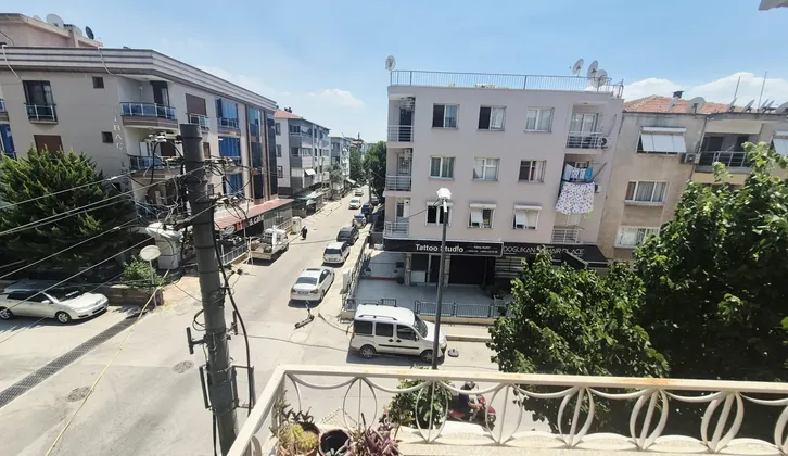 Buca Yiğitler Mahallesi Merkezi Konumda Ara Kat 3+1 Daire