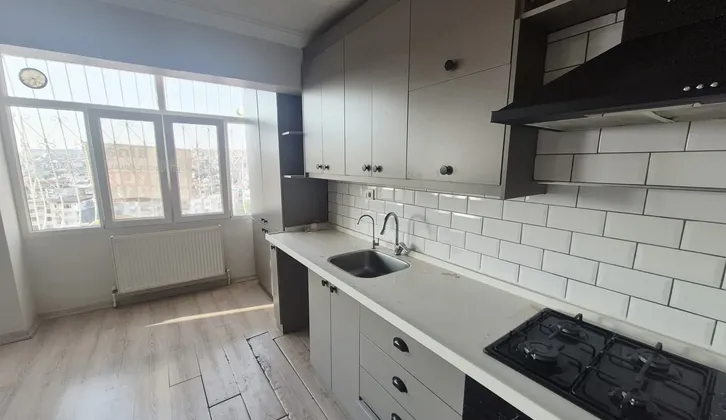 Buca Efeler Mahallesi Merkezi Konumda İlkokul Yakını 3+1 Satılık Daire