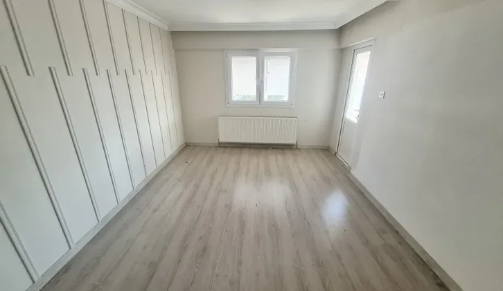 Buca Efeler Mahallesi Merkezi Konumda İlkokul Yakını 3+1 Satılık Daire