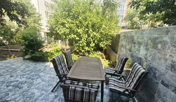 Buca Yiğitler Mahallesi'nde Muhteşem Bahçeli Geniş 4+1 Yüksek Giriş Satılık Daire