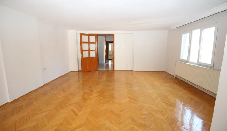 Basınsitesi De Doğalgazlı Asansörlü Otoparklı Geniş 3+1