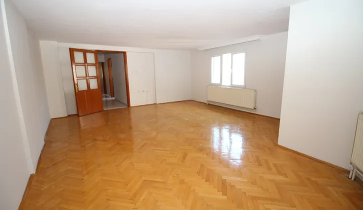 Basınsitesi De Doğalgazlı Asansörlü Otoparklı Geniş 3+1