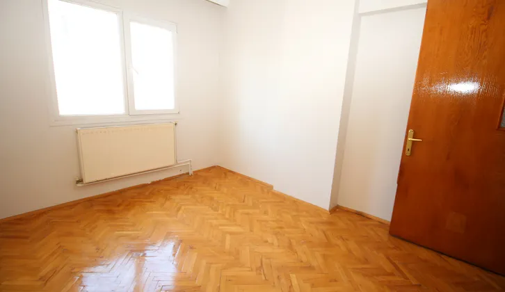 Basınsitesi De Doğalgazlı Asansörlü Otoparklı Geniş 3+1