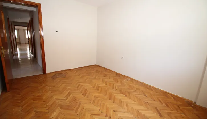 Basınsitesi De Doğalgazlı Asansörlü Otoparklı Geniş 3+1