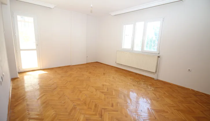 Basınsitesi De Doğalgazlı Asansörlü Otoparklı Geniş 3+1