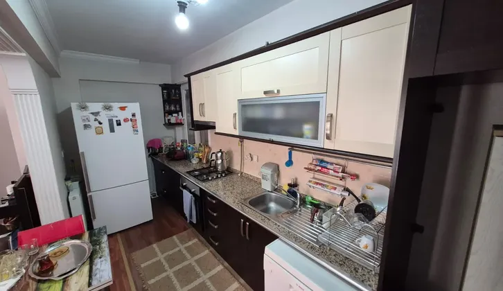 Buca Efeleler Mahallesinde Ara Kat Ebeveyn Banyolu 3+1 Satılık Daire