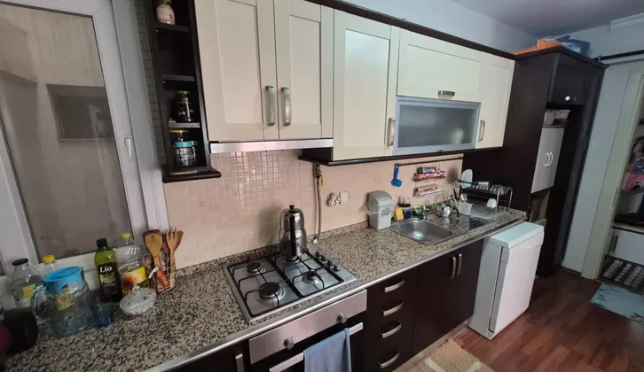 Buca Efeleler Mahallesinde Ara Kat Ebeveyn Banyolu 3+1 Satılık Daire