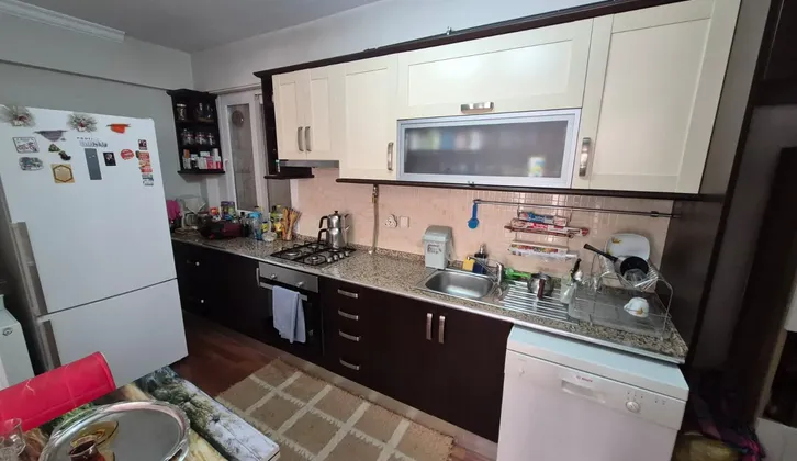 Buca Efeleler Mahallesinde Ara Kat Ebeveyn Banyolu 3+1 Satılık Daire