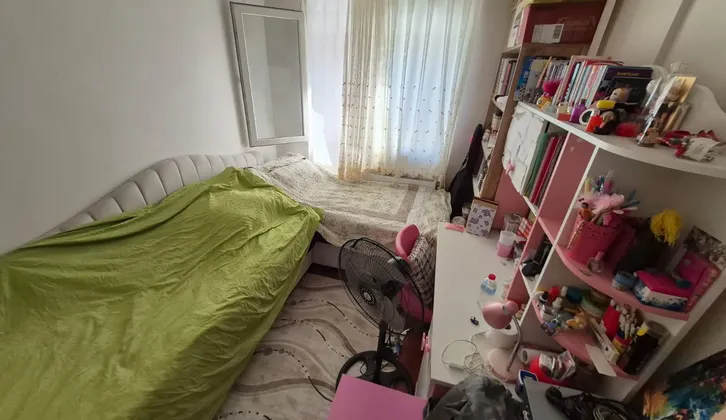 Buca Efeleler Mahallesinde Ara Kat Ebeveyn Banyolu 3+1 Satılık Daire