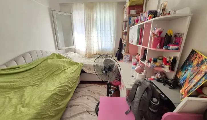 Buca Efeleler Mahallesinde Ara Kat Ebeveyn Banyolu 3+1 Satılık Daire